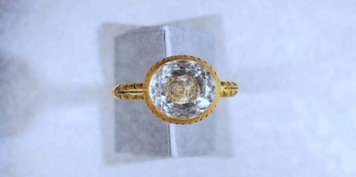 370 jaar oude ring mogelijk afkomstig van onthoofde graaf uit Engelse Burgeroorlog