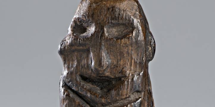 Het Mannetje van Willemstad. Figuur Eikenhout 5400 v.Chr. Willemstad, Nederland Hoogte 12,5 cm k 1969/1.2 Aangekocht in 1969.