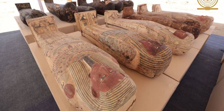 Enkele van de gevonden sarcofagen