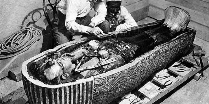 De Britse archeoloog Howard Carter bij de mummie van Toetanchamon: een van de bekendste mummies ter wereld. 