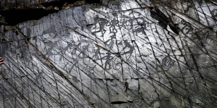 De rotstekeningen zijn volgens experts meer dan 4.000 jaar oud en beelden scènes uit het dagelijks leven van de prehistorische mensen in de regio af