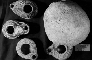 Vier olielampen gevonden onder het bovenste deel van een schedel