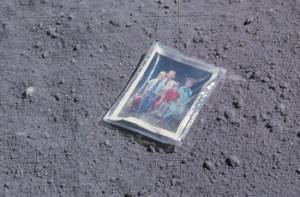 Astronaut Charles Duke van de Apollo 16 missie liet een familiefoto achter op de maan