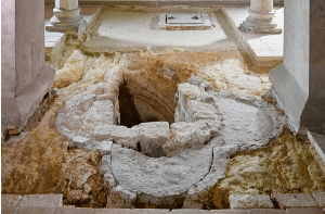 Volgens de archeologen gaat het om de oudste doopvont met vier bogenten noorden van de Alpen. 