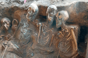 Veel van de lichamen waren zittend begraven om ruimte te besparen. 
