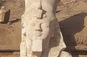 Het onderdeel van het standbeeld is bijna 4 meter hoog en is een aanvulling op de onderste helft die in 1930 werd gevonden door Duitse archeologen