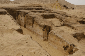 De tombe is onderdeel van een grote begraafplaats uit de periode van de late vijfde en vroege zesde dynastieën in Egypte, zo’n 4.300 jaar geleden. 