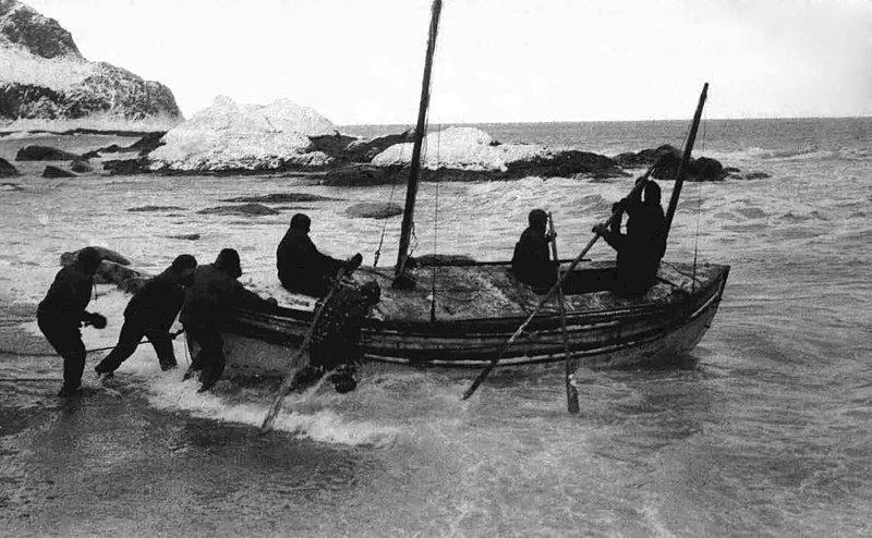 Shackleton en vijf andere bemanningsleden verlaten Elephanteiland op de reddingsboot James Caird