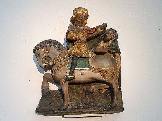 Beeldje van Sint-Maarten op een paard die zijn mantel deelt met de bedelaar in Amiens.