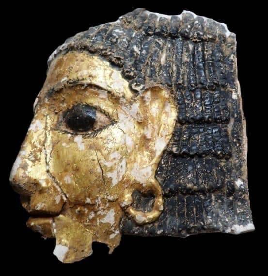 Een van de beschilderde dodenmaskers die in de tombe zijn gevonden