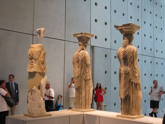 Drie van de originele kariatiden in het Akropolismuseum in Athene.