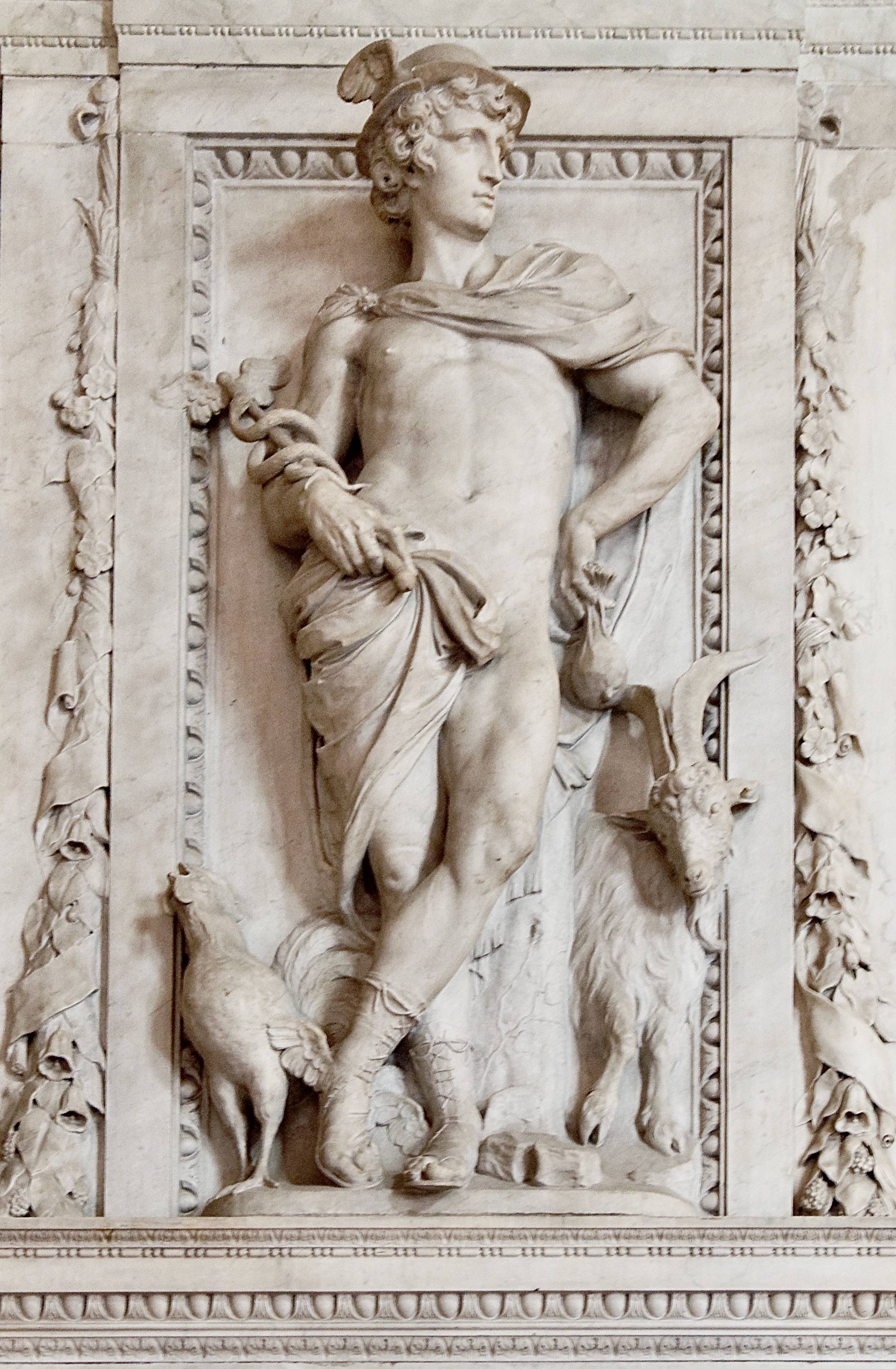 Mercurius wordt meestal afgebeeld met gevleugelde schoenen en helm en een korte mantel, met in zijn hand een staf met twee verstrengelde slangen. 