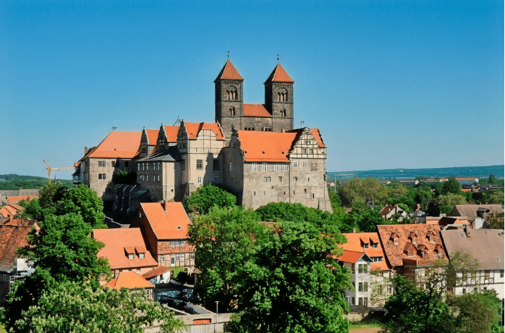 De kapittelkerk van St. Servatius werd gebouwd op de Stiftsberg van Quedlinburg in de 11e en 12e eeuw. Samen met het naburige kasteel en de oude stad staat de kerk sinds 1994 op de Werelderfgoedlijst van UNESCO. 