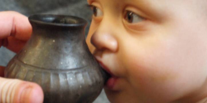 Prehistorische babies werden gevoed via antieke babyflesjes.