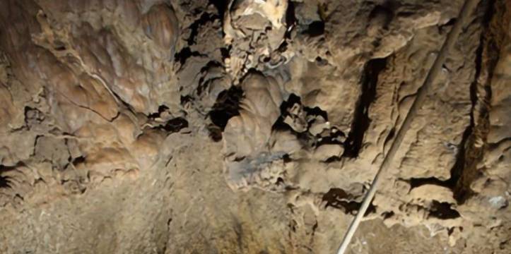 Hoe kwam een enkele schedel in een grot terecht?