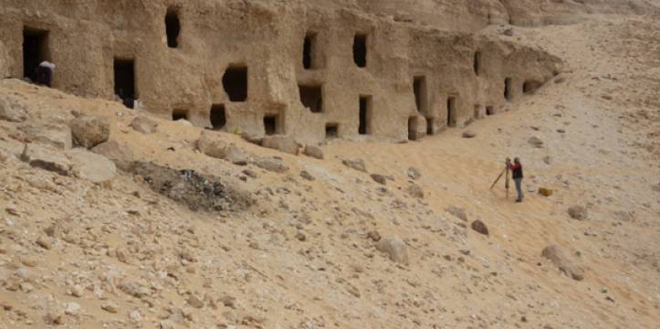 250 Egyptische graftombes in rotswand ontdekt