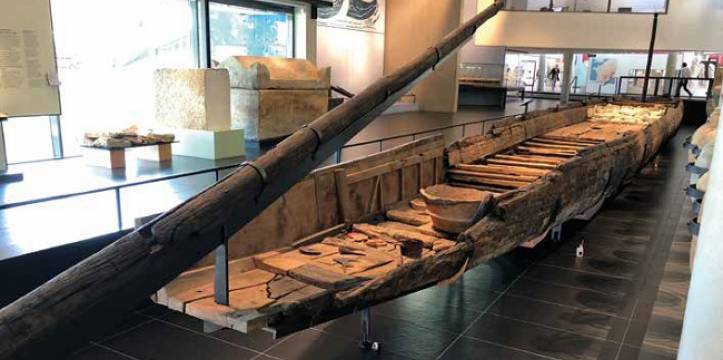 Vrachtschip Arles-Rhone 3 behoort tot de familie van de Zwammerdamschepen. Dit schip ligt in een nieuwe zaal van het Musée Départemental Arles Antique.