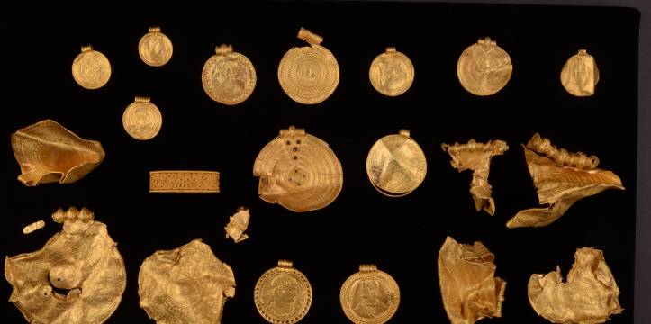 De gevonden goudschat bij Vindelev, een van de grootste die ooit in Denemarken is opgegraven