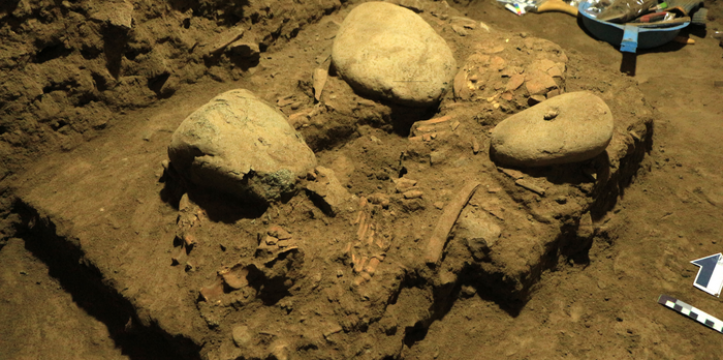 Het skelet van Bessé, gevonden in de grot Leang Panninge op Sulawesi