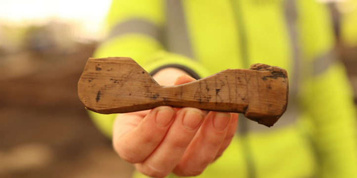 Het gegraveerde houten object met de runen