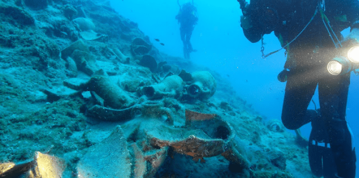 De maritiem archeologen bij de overblijfselen van het scheepswrak