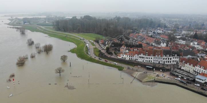 De Lekdijk bij Wijk bij Duurstede bij hoogwater. De 465 meter lange dam uit 1122 beslaat het dijkgedeelte voor het park bij kasteel Duurstede.