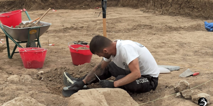 Een van archeologen aan het werk bij de gevonden torso’s