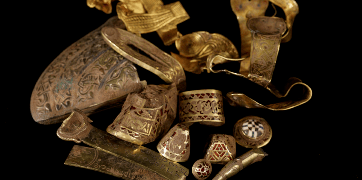 Enkele van de gevonden gouden voorwerpen
