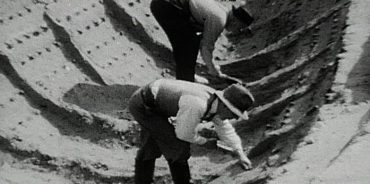 Beeld uit een filmopname van de opgraving, 1939