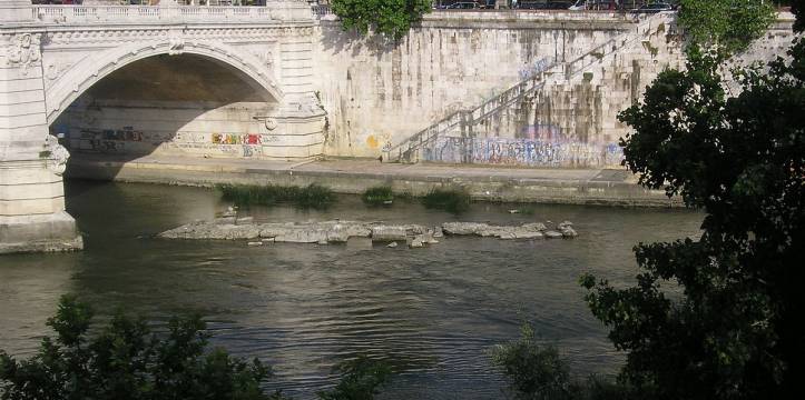 Overblijfselen van de Pons Neronius in de Tiber.