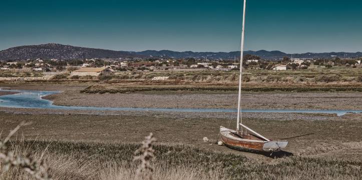 Een boot in een droge rivierbedding