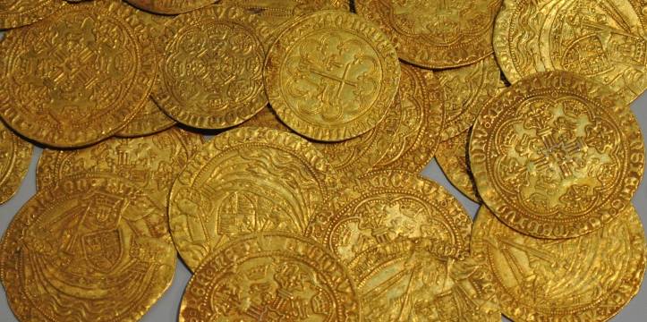 Een Brits echtpaar heeft honderden 17e- en 18e-eeuwse munten onder hun keukenvloer gevonden.