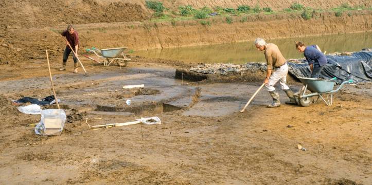 Met veel handwerk worden de sporen van een zweethut blootgelegd