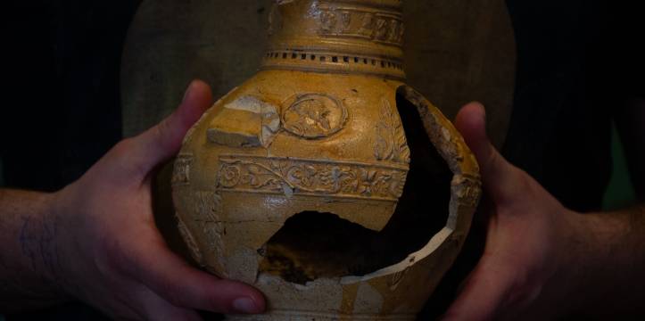De gevonden kruik in Turnhout, hoogstwaarschijnlijk de eerste heksenfles die ooit in Vlaanderen is ontdekt