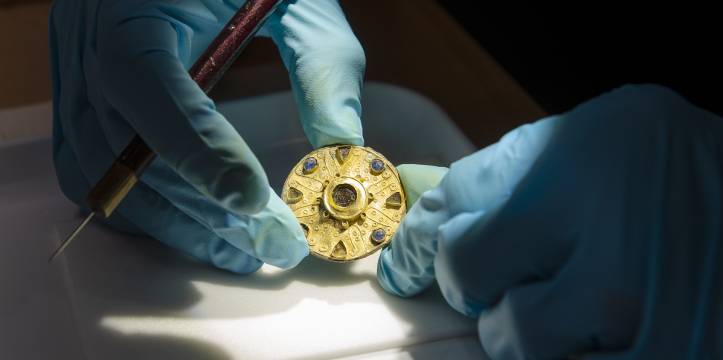 De gevonden gouden broche, die waarschijnlijk uit de zevende eeuw stamt