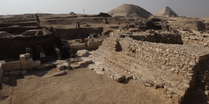 De opgravingssite, de piramide voor koningin Neith