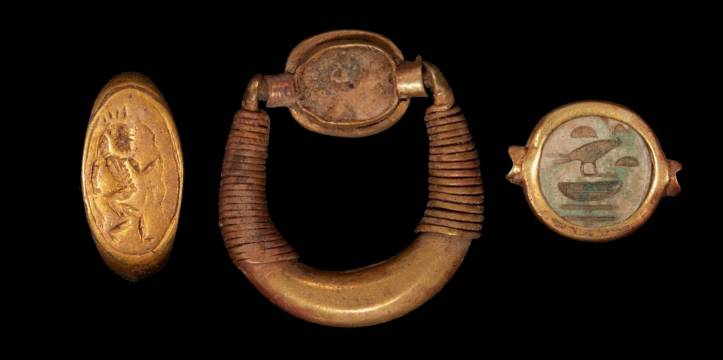 Deze drie gouden ringen werden in een vrouwengraf bij Amarna gevonden