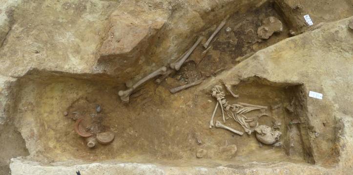 Twee van de gevonden graven van de necropolis in Parijs