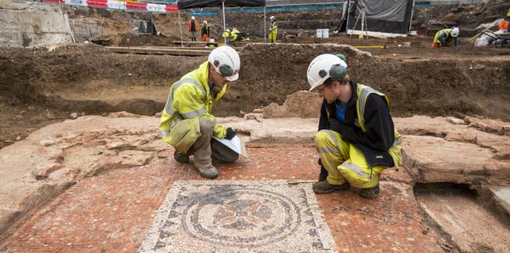 Archeologen bij de gevonden mozaïeken