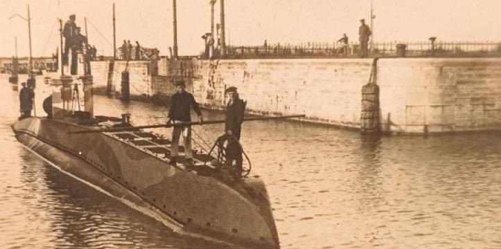 De UC-14 verlaat de sluis van Zeebrugge
