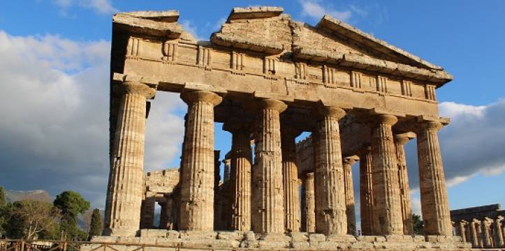 De Dorische tempel aan Athena in Paestum. 