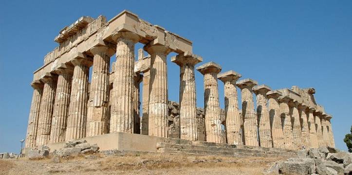 De deels gerestaureerde oud-Griekse Tempel voor Hera in Selinunte, Sicilië.