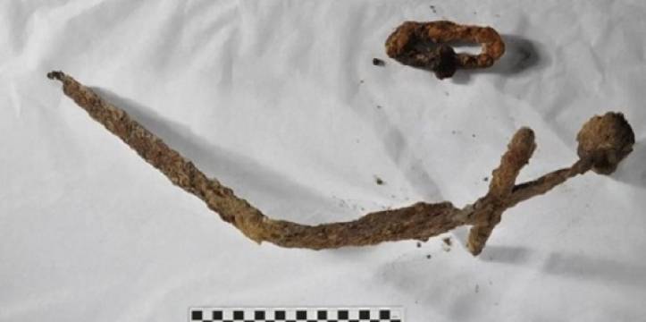 Het zwaard dat heeft geleid tot de vondst van een middeleeuws kerkhof in Finland.