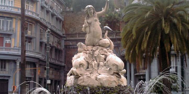 De Fontana della Sirena in de welgestelde wijk Mergellina in het westen van Napels. In deze fontein is de sirene Parthenope afgebeeld.
