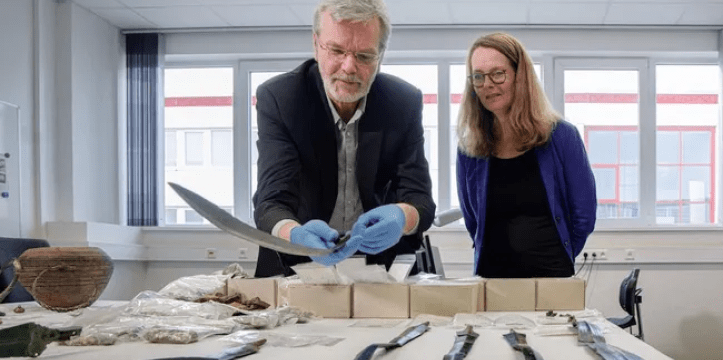 Archeoloog Dr. Detlef en cultuurminister Bettina Martin inspecteren de zwaarden
