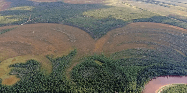 De sporen van het fort in het landschap naast de rivier