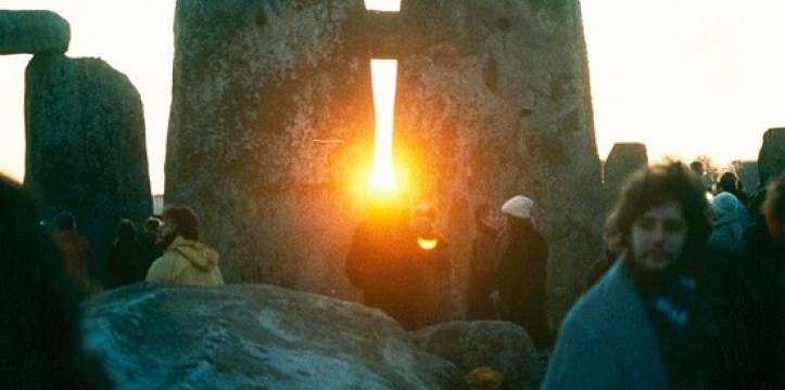 De zonsopkomst bij de Stonehenge tijdens de winterzonnewende van 1985. 