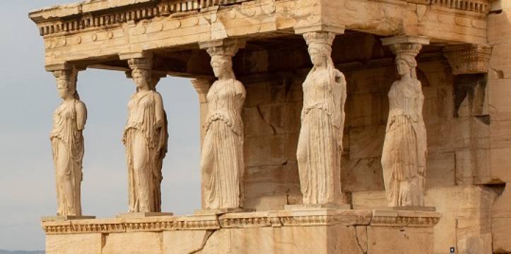 De kariatiden op de Akropolis in Athene.