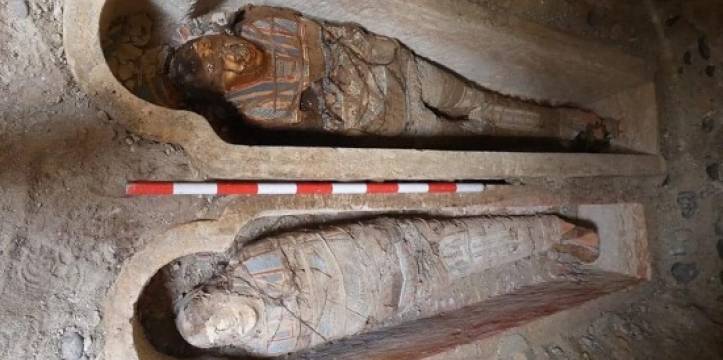 Twee van de mummies, waarvan één met een verguld dodenmasker