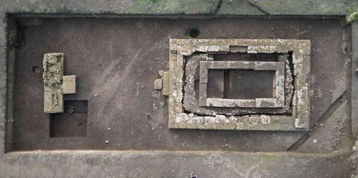 De opgegraven resten van twee tempels, die op twee verschillende momenten op dezelfde plek zijn gebouwd.